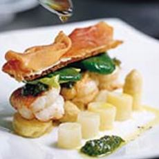 Recept: Scampi met asperges en seranoham