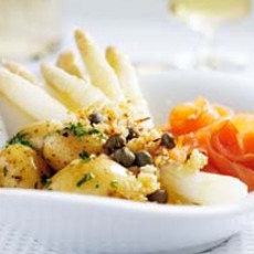 Recept: Aspergeschotel met sinaasappelgremolata en zalm Recept: Aspergeschotel met sinaasappelgremolata en zalm
