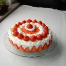 Recept: Witte chocoladetaart met aardbeien