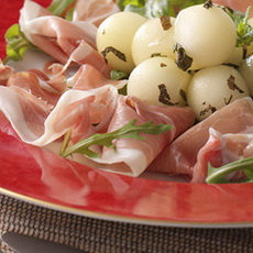 Recept: Italiaanse Parmaham met meloenbolletjes, ruccola s Recept: Italiaanse Parmaham met meloenbolletjes, ruccola s