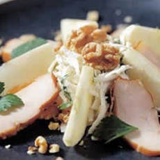 Recept: Knolselderijsalade met appel, gerookte kip en waln