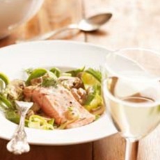 Recept: Zalmfilet in wijnroomsaus en courgettetagliatelle Recept: Zalmfilet in wijnroomsaus en courgettetagliatelle