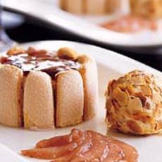 Recept: Stoofperenmousse met in amandel gepaneerde ijsboll Recept: Stoofperenmousse met in amandel gepaneerde ijsboll