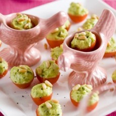 Recept: Kerstomaatjes met avocadoroom 