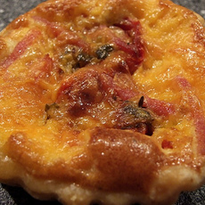 Recept: Hartige taartjes met geroosterde tomaten, ham en c Recept: Hartige taartjes met geroosterde tomaten, ham en c