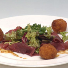 Recept: Salade van lamsham en aardappelkroketjes
