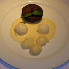 Recept: Karamelroomijs, chocoladetaartje en perenmousse