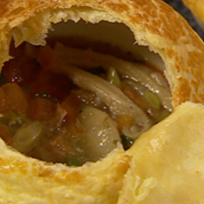 Recept: Helder kippensoepje met oesterzwammen onder blader Recept: Helder kippensoepje met oesterzwammen onder blader