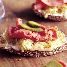 Recept: Warme pastrami zuurkool  crostini