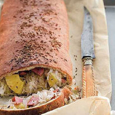 Recept: Zuurkoolstrudel met rookworst en ananas Recept: Zuurkoolstrudel met rookworst en ananas