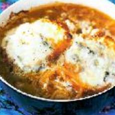 Recept: Gegratineerde uiensoep uit Lyon met twee kazen Recept: Gegratineerde uiensoep uit Lyon met twee kazen