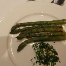 Recept: Warme groene asperges met rozemarijndressing, gepo