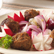 Recept: Pittige gehaktballetjes met rode uiensalade, koria