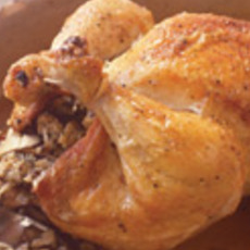 Recept: gebraden kip met grove broodvulling en uiensaus Recept: gebraden kip met grove broodvulling en uiensaus