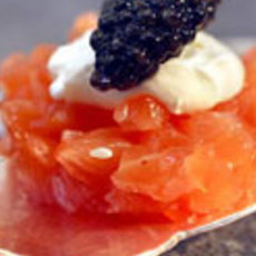 Recept: Taartje van gerookte zalm met saus van basilicum Recept: Taartje van gerookte zalm met saus van basilicum