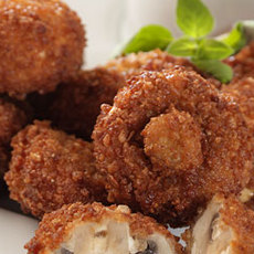 Recept: Gefrituurde champignons met rode wijn- knoflooksau