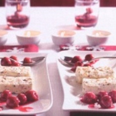 Recept: Stracciatella-ijs met bitterkoekjes en kersen Recept: Stracciatella-ijs met bitterkoekjes en kersen