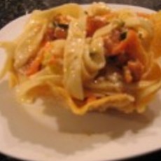 Recept: Zalmpasta in een parmazaanmandje