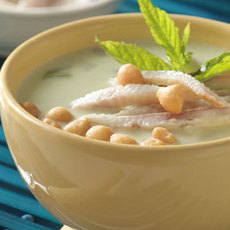 Recept: Romige doperwtensoep met gerookte paling en verse