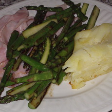 Recept: Roergebakken groene asperges met beenham