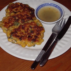 Recept: Pittige maiskoekjes met chilisaus