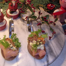 Recept: Hapje in de lepel: Gerookte zalm met een fijn sausje Recept: Hapje in de lepel: Gerookte zalm met een fijn sausje