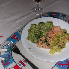 Recept: Opgebakken zalm met spruiten in een roomsausje