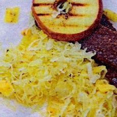 Recept: Zuurkoolsalade met gegrilde appel en Leidse kaas