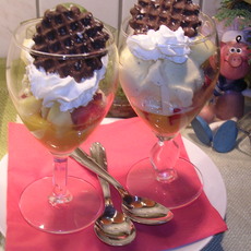 Recept: Dessert : Strawberry ice cream with pineapple and...