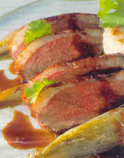 Recept: Eendenborst met geglaceerd gemberwitloof Recept: Eendenborst met geglaceerd gemberwitloof