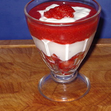 Recept: Griekse yoghurt met aardbeien en munt