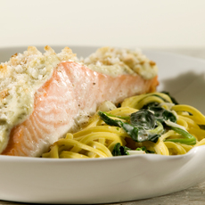 Recept: Gegratineerde zalmfilet met Boursin, spaghetti en Recept: Gegratineerde zalmfilet met Boursin, spaghetti en