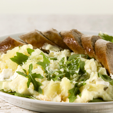 Recept: Stamppot rucola met gebakken saucijzen