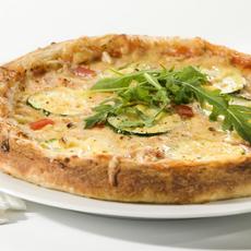 Recept: Pizza met courgette en pijnboompitten