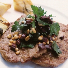 Recept: Kalfsvlees met olijven en pijnboompitten