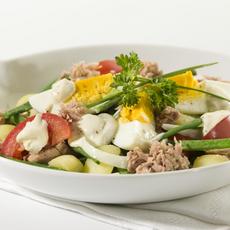 Recept: Salade met tonijn, aardappel, bonen, tomaat en ui