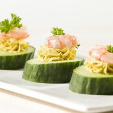 Recept: Garnalen met Boursin-kerrie op komkommer