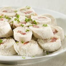 Recept: Rolletjes van witbrood met Boursin Recept: Rolletjes van witbrood met Boursin