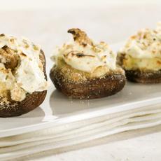 Recept: Shi-take gevuld met Boursin, lente-ui en sesamzaad
