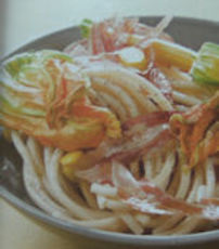 Recept: Ditali met pancetta en courgettebloemen