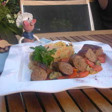 Recept: Braadworst op een bedje van groenten met puree