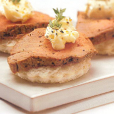 Recept: Amuse met toastjes met geroosterd rundvlees en mierikwortels Recept: Amuse met toastjes met geroosterd rundvlees en mierikwortels