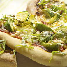 Recept: Spruitjespizza met mozzarella en pijnboompitten Recept: Spruitjespizza met mozzarella en pijnboompitten