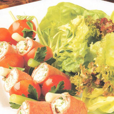 Recept: Rundvleesrolletjes aan spiesjes met kaas, kruiden Recept: Rundvleesrolletjes aan spiesjes met kaas, kruiden
