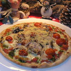 Recept: Pizza rijkelijk gevuld ...en gerookte kip Recept: Pizza rijkelijk gevuld ...en gerookte kip