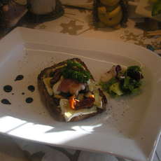Recept: Fijnproever :Geroosterd notenbrood met brie en geitenkaas onder de grill     