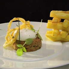 Recept: Tartaar van jodenhaas met gepocheerd scharreleitje Recept: Tartaar van jodenhaas met gepocheerd scharreleitje