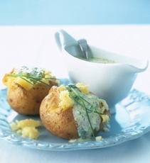 Recept: Gepofte aardappel met yoghurt en groene tapenade.