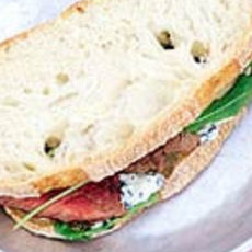 Recept: Sandwich met gegrilde biefstuk en blauwaderkaas 