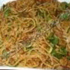 Recept: Pasta met Garnalen-Pinda-Saus Recept: Pasta met Garnalen-Pinda-Saus